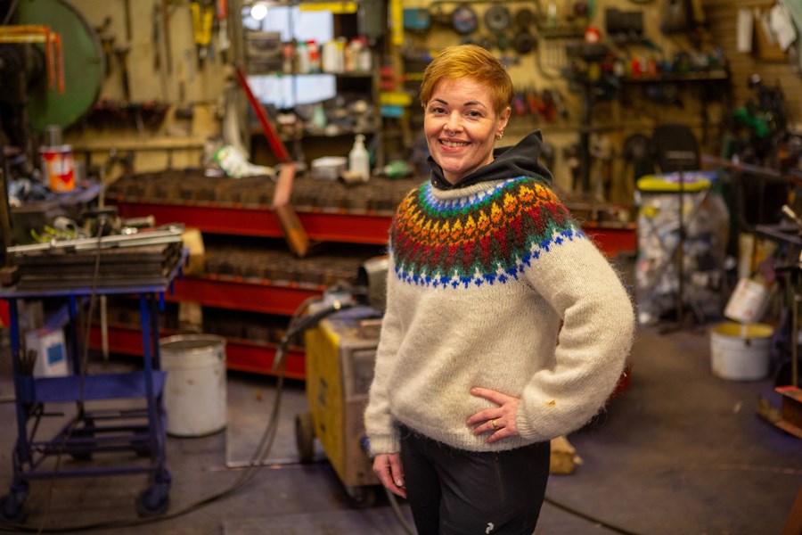 Eydís Rós Eyglóardóttir, kjúklingabóndi á Vatnsenda í Flóahreppi. Hún segir að enn séu fyrirtæki sem þjónusti landbúnaðinn karllæg, þótt hún skynji að viðhorfið sé að breytast.