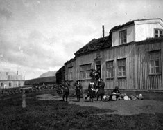 Horfinn er séra Oddur