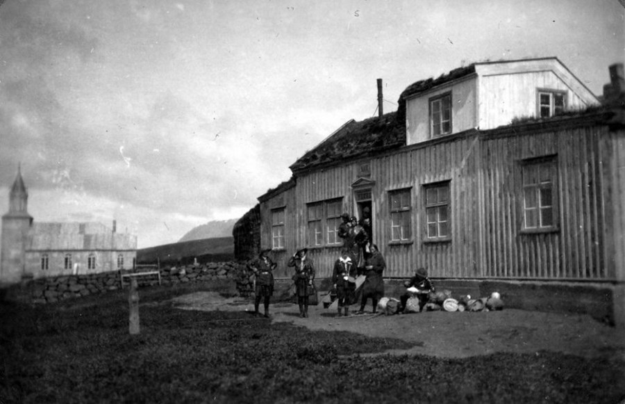 „Morguninn eftir nartaði hestur hans í haustgrösin við varpann með taumana niðri og hnakkinn enn girtan og þurra lend. Við bæjarhelluna lágu vettlingar Odds og svipa, sumir segja að hún hafi verið brotin í tvennt.“ Myndin er af Miklabæ. 