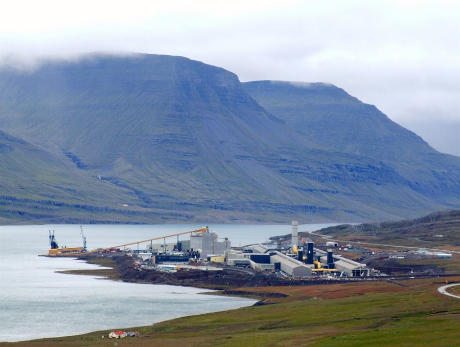 Álver Alcoa á Reyðarfirði hóf starfsemi árið 2007. Það er stærsta álver landsins og með framleiðslugetu upp á 360 þúsund tonn af áli á ári. 