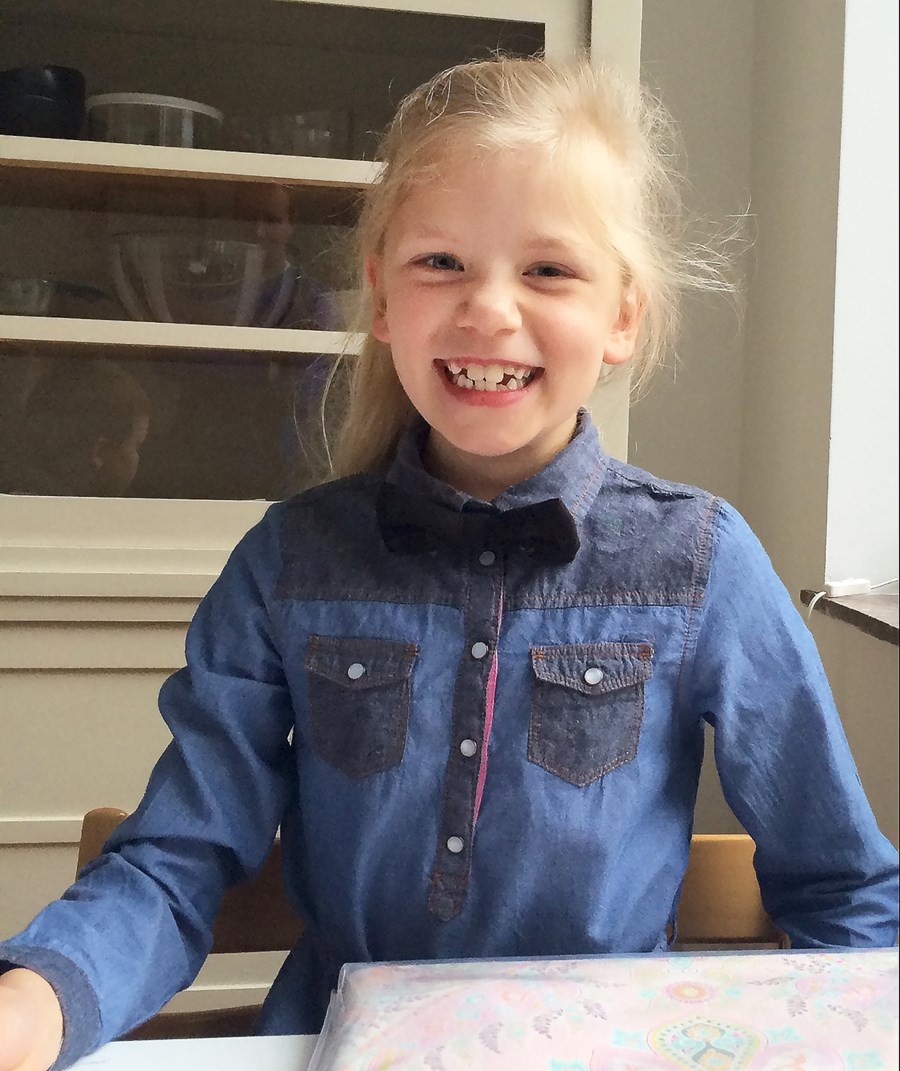 Klikkað að gefa gíraffa að borða