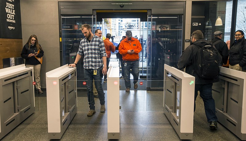 Fyrst borga til að banna peningalausar verslanir