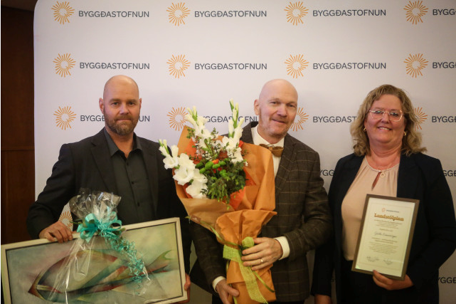 Verðlaunahafi Landstólpans  2026 fyrir miðið, Gísli Einarsson á milli Andra Þórs Árnasonar og Helgu Harðardóttur.  