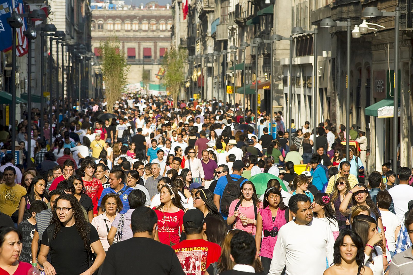 Многие люди проживающие в. Мехико-Сити население. Люди в городе. Много людей в городе. Современный город с людьми.