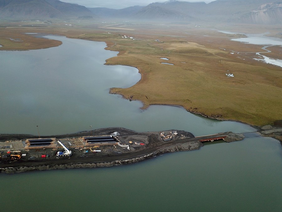 Veglagningin yfir voginn á milli Hríseyjar og Árnaness, þar sem sameiginlegt útfall Hoffellsár og Laxár rennur til sjávar.
