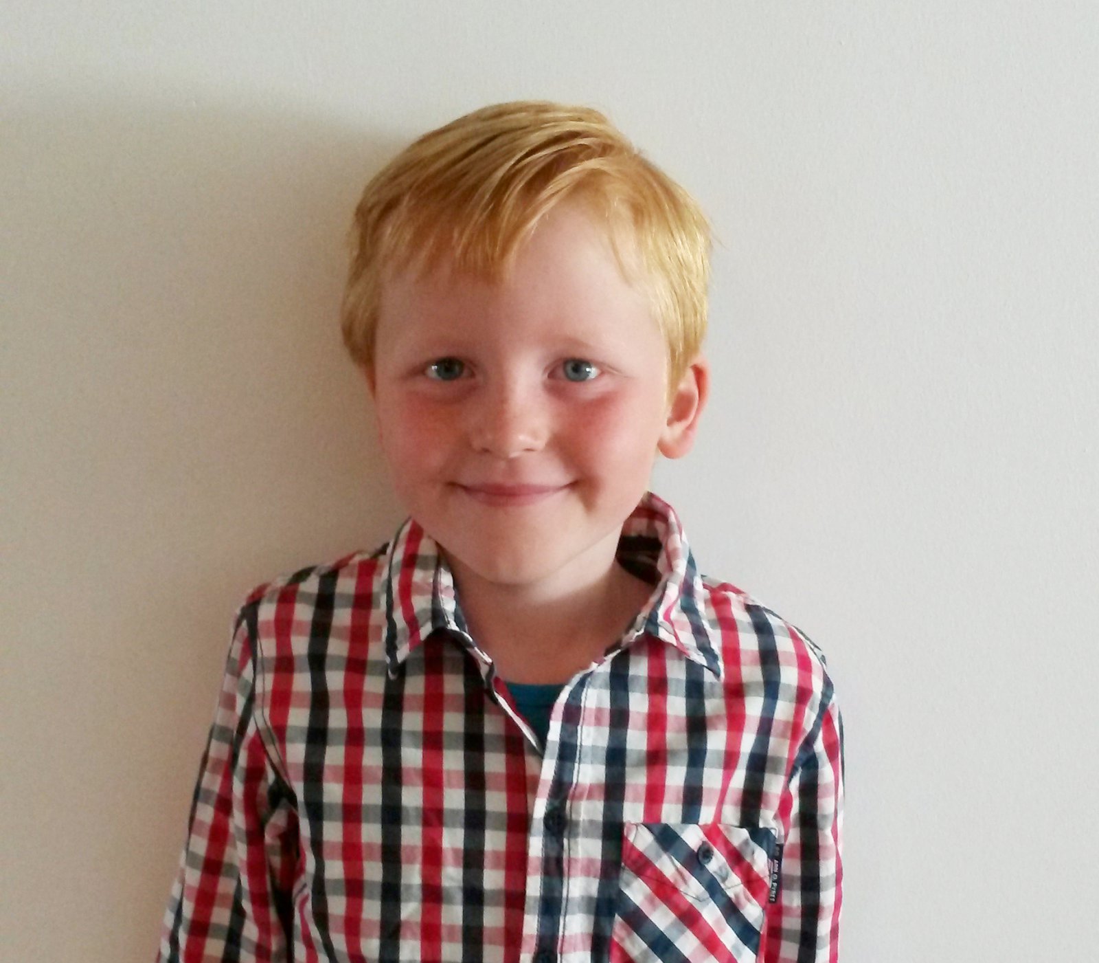 Æfir fótbolta  og lærir á gítar