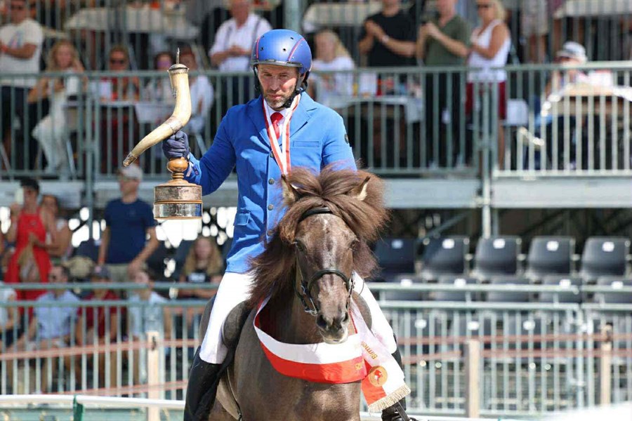 Árni Björn Pálsson heldur hér á eftirsóttasta verðlaunagripi heimsmeistaramótanna, Tölthorninu.