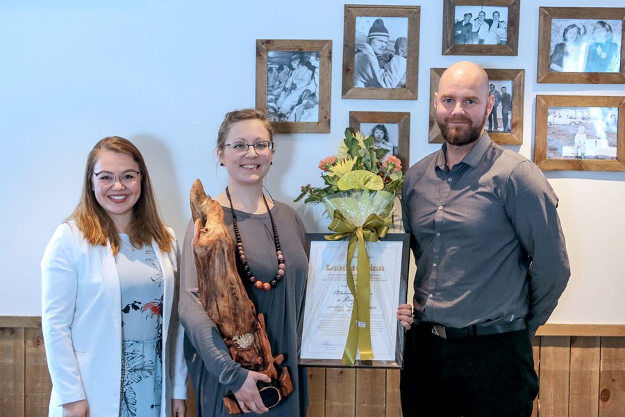 Blábankinn á Þingeyri hlaut Landstólpann að þessu sinni, frá vinstri Eva Pandora, Arnhildur Lilý og Andri Þór