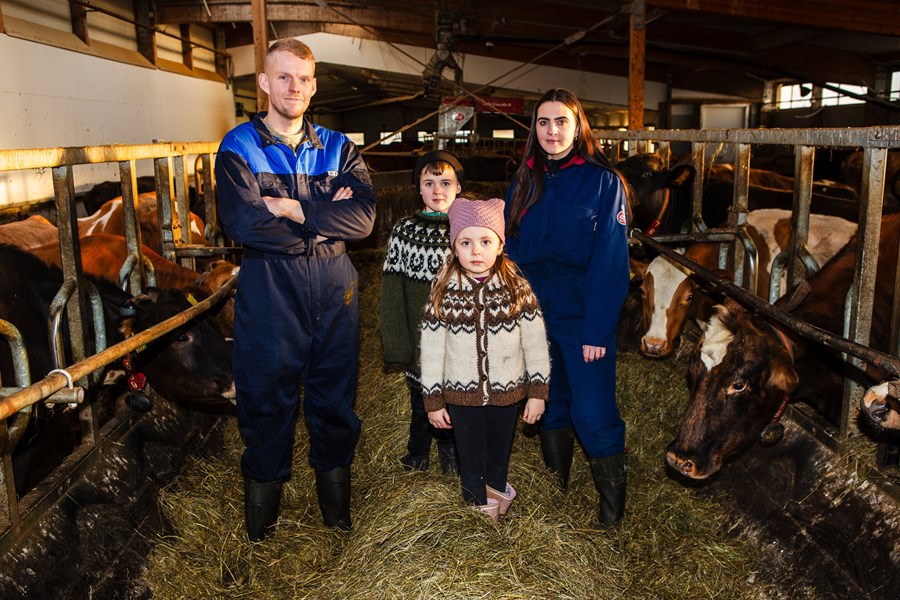 Nýju bændurnir á Hrafnkelsstöðum 3 í Hrunamannahreppi þar sem rekið er kúabú. Atli Geir Scheving og Jóhanna Bríet
Helgadóttir, ásamt Hákoni Orra, 7 ára, og Hrafnhildi Önnu, 6 ára. Á myndina vantar elsta son Jóhönnu, Helga Fannar,
12 ára, sem var í skólaferðalagi. 