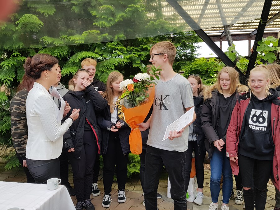 Úrslitin voru kunngerð nýlega í Garðyrkjuskólanum á Reykjum í Ölfusi.   Þórdís Kolbrún Gylfadóttir, ráðherra atvinnu- og nýsköpunarmála, afhenti verðlaunin. Hér er hún ásamt Marteini Möller og Reynari Ottóssyni, sem fengu fyrstu verðlaun í samkeppninni.