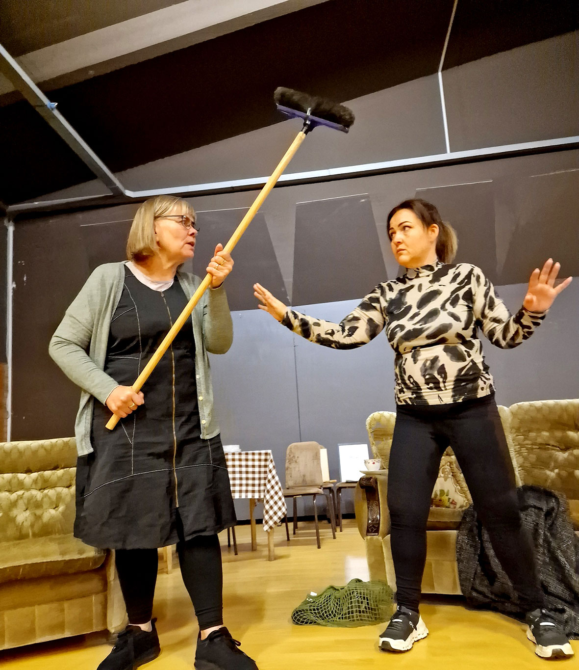 Maður í mislitum sokkum