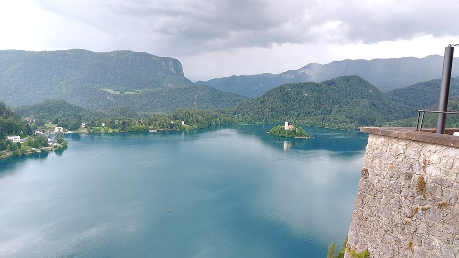 Bled er fallegur átta þúsund manna bær við Bled-vatnið í Efri-Karníólu í Slóveníu, en bærinn liggur um 50 km norðvestan höfuðborgarinnar, Ljubljana, við rætur Júlínönsku-alpanna.