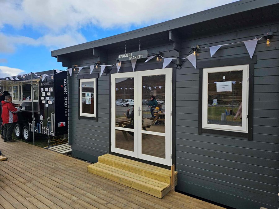 Á bændamarkaðnum við Stuðlagil eru vörur úr sveitinni boðnar til sölu sem konur á Jökuldal og brottfluttar, aðallega eldri konur, hafa búið til.