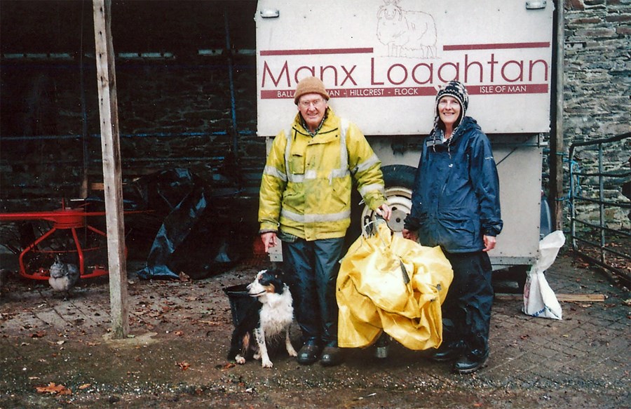 Jenny Shepherd og Rawdon Hayne á Ballacosnahan-Hillcrest býlinu eru á meðal helstu ræktenda ferhyrnds fjár af Manx Loaghtan kyninu, þarna með smalahund sinn. Lögð er áhersla á sauðakjöts- og ullarframleiðslu auk sölu líffjár.