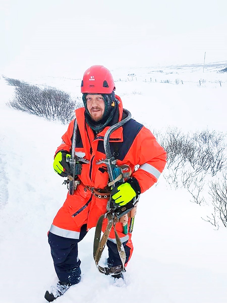 Baldur Grétarsson bóndi klár í slaginn. Hann var línumaður fyrir 33 árum og kallaður út til að sinna verkefnum í Öxarfirði vegna rafmagnsleysis sem kom upp í kjölfar óveðursins í síðustu viku.