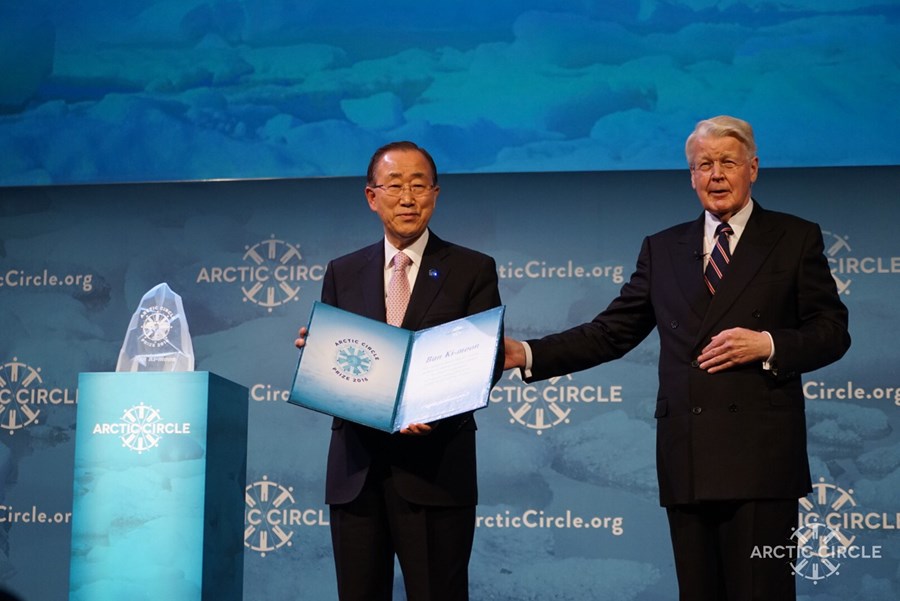Ólafur Ragnar Grímsson veitti Ban Ki-moon Arctic Circle-verðlaun samtakanna í fyrsta sinn, fyrir þá forystu sem hann hefur tekið í loftslagsmálum.
