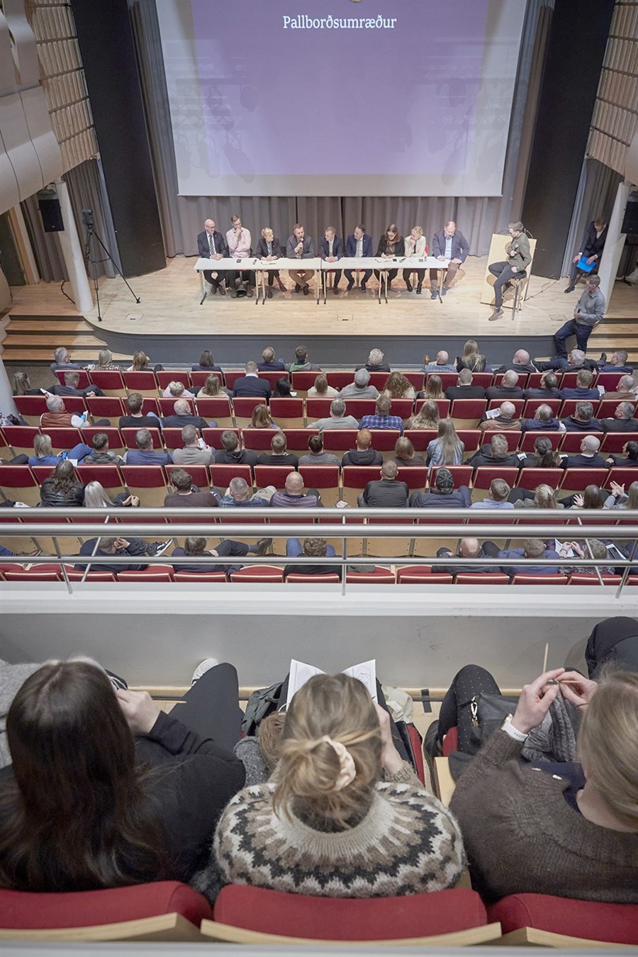 Svalirnar í Salnum voru vel nýttar – pallborðsumræður.