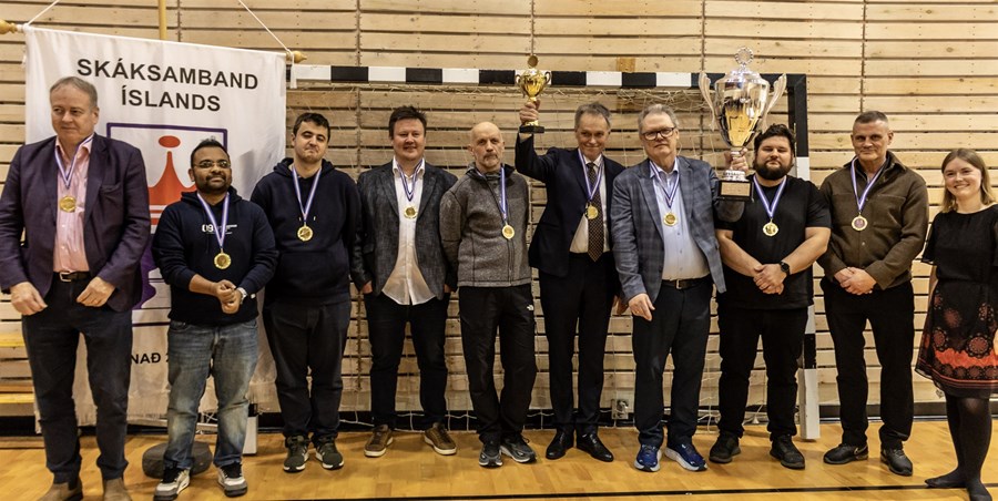 Helgi Ólafsson og Þorsteinn Þorsteinsson lyfta bikurum. 