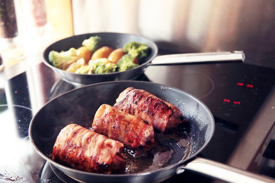 Grís og lamb í góðum félagsskap