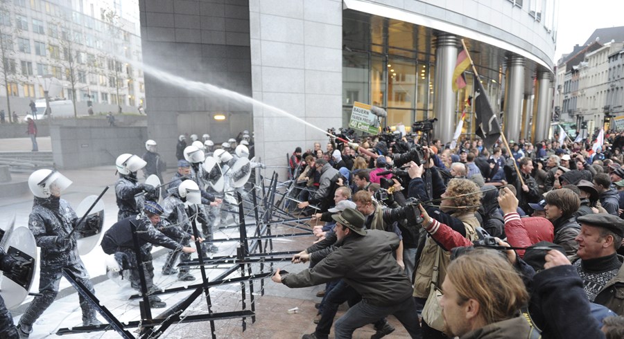 Átök milli bænda og lögreglu í Brussel