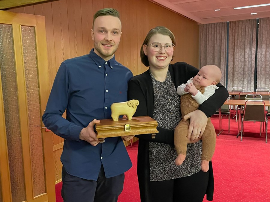 Þverárhjón með verðlaunagripinn, þau Daníel Atli Stefánsson og Berglind Heiða Guðmundsdóttir, með Eyrúnu Dís, yngsta barn þeirra.