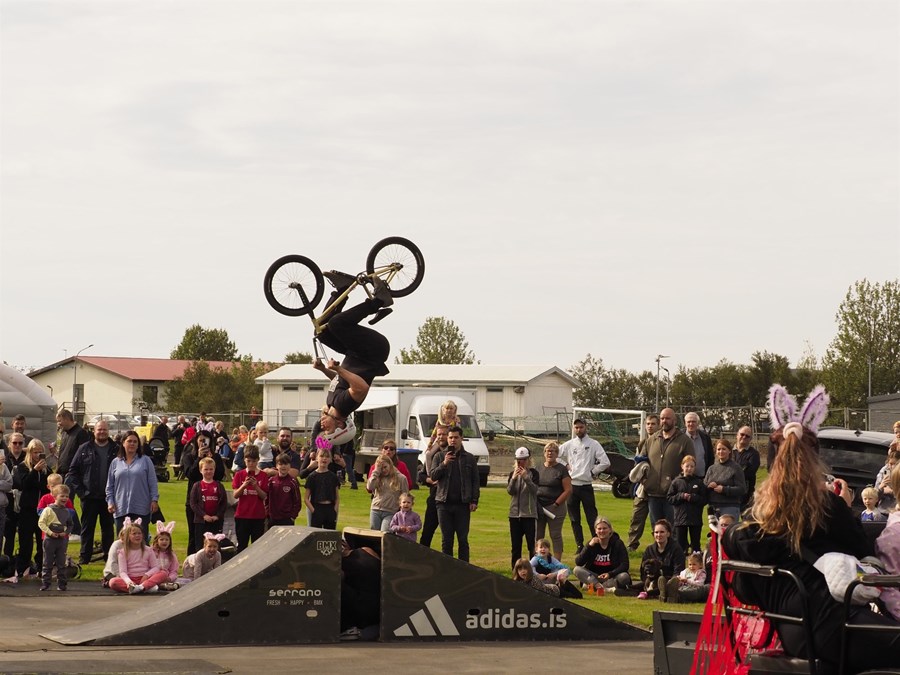 BMX brós sýna listir sínar við mikla aðdáun viðstaddra.