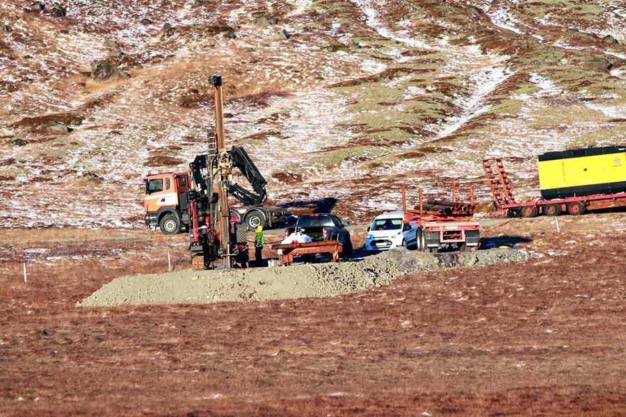 Þessa dagana er verið að bora eftir köldu vatni í Ingólfsfjalli en íbúar á Selfossi fá allt sitt kalda vatn þaðan.