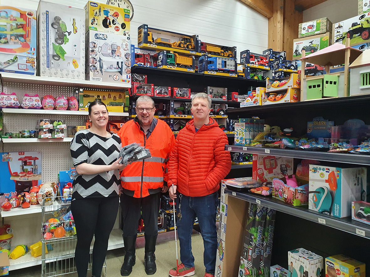 Fagnar nýburum með veglegum gjöfum