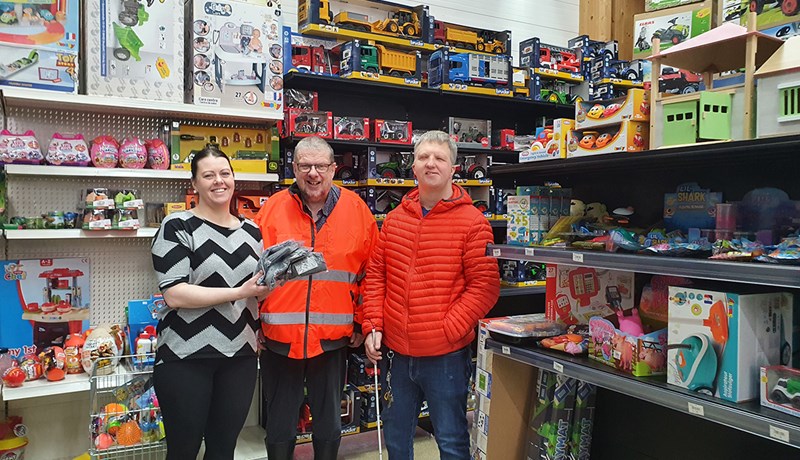 Fagnar nýburum með veglegum gjöfum