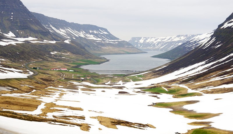 Enn snjór yfir túnum í Súgandafirði
