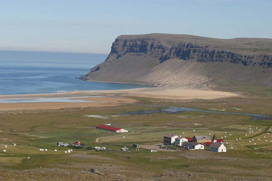 Víða eru bæjarstæði á Íslandi undurfögur og stórhrikaleg. Bærinn Breiðavík dregur nafn sitt af samnefndri vík á Vestfjörðum, en Breiðavík er ein af svonefndum Útvíkum og liggur milli Látravíkur og Kollsvíkur. 