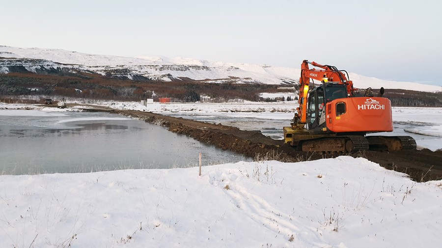 Framkvæmdir eru hafnar við smíði brúar yfir Eyjafjarðará en hún mun tengja austur- og vesturbakka Eyjafjarðar. Brúin nýtist umferð hestafólks um svæðið en einnig þeim fjölmörgu sem þangað fara í fuglaskoðunar- og gönguferðir.