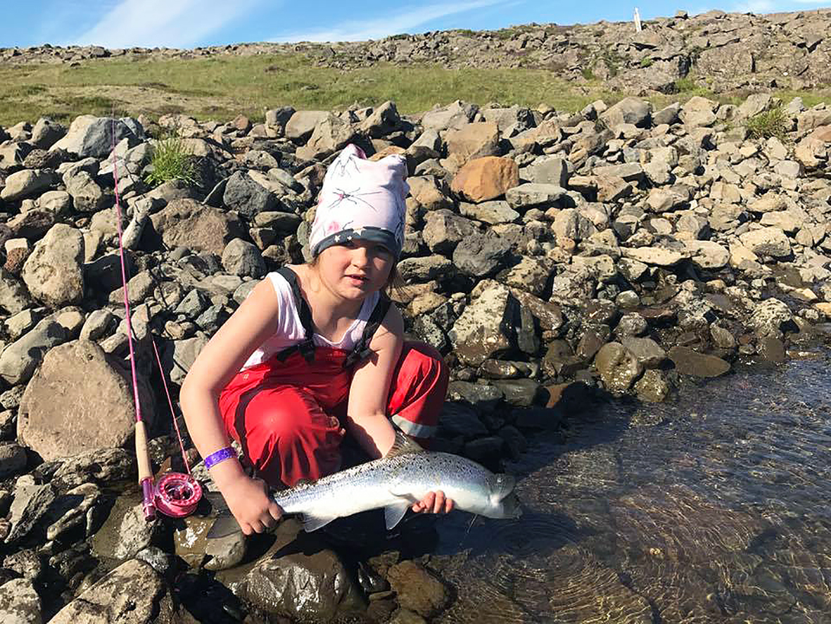 Fjör hjá ungum veiðimönnum við Brynjudalsá