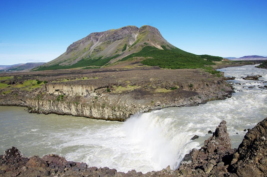Búrfell og Þjófafoss í Þjórsá. Búrfellsstöð er í hlíð Búrfellsins að vestanverðu.