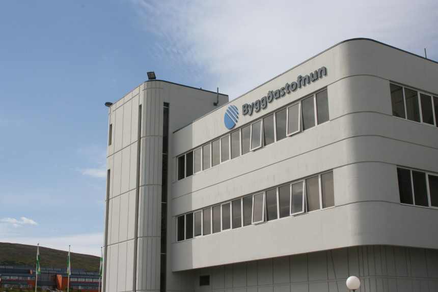 Framt&#237;&#240;ars&#253;n b&#230;nda &#225; heima&#173;vinnslu og vi&#240;skipti