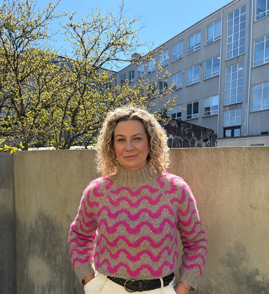 SKJÓL er sérhönnuð íslensk prjónauppskrift sem gegnir þreföldu hlutverki: fjáröflun, fræðslu og samstöðu. Skilaboð herferðarinnar eru: „Með hverri lykkju styrkir þú starfsemi Kvennaathvarfsins og sendir skilaboð um að engin kona eigi að standa ein. Við sjáum mynstur í ullinni sjálfri; í lykkjum og línum. Í ofbeldissamböndum eru einnig til mynstur sem þó sjást síður. Slík mynstur einkennast af einangrun, stjórnun, ótta og þögn. Ofbeldi í nánum samböndum er sjaldnast einangrað tilvik, heldur endurtekið mynstur sem þróast hægt og verður hluti af hversdeginum.“ 