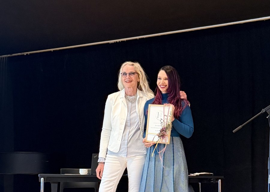 Helga Þorbergsdóttir, móðir Hörpu  Elínar heitinnar í Vík, afhenti styrkinn til Ann Irenu, eina milljón króna.  