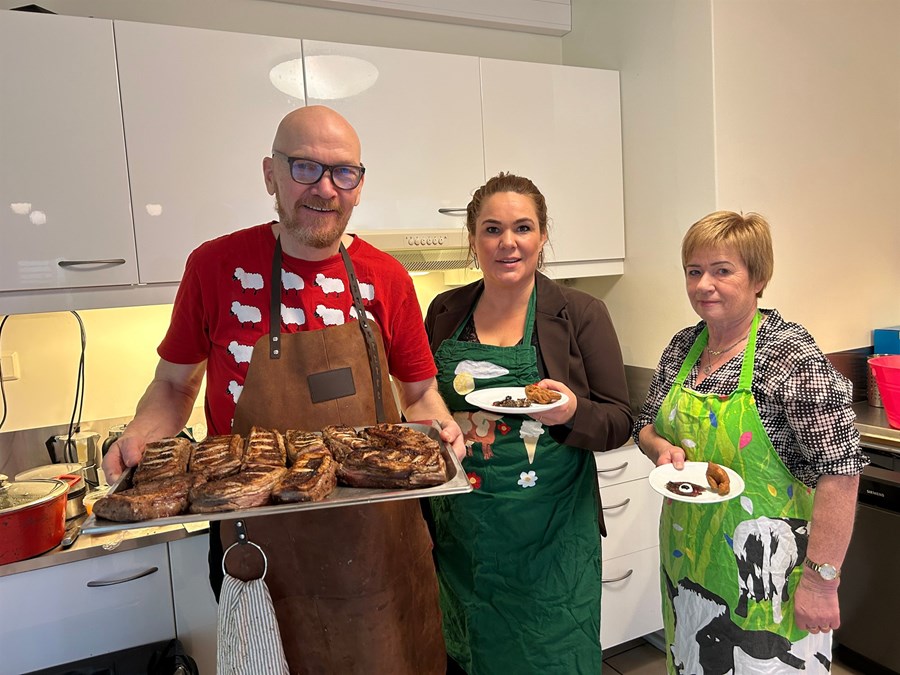 Gísli Einarsson, Hlédís Sveinsdóttir og Valný Benediktsdóttir með appelsínusauðasteikur og viskisauð með kleinu. 