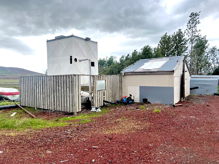 Stöðvarhús um jarðhitaholu tvö að Hæðarenda í Grímsnesi. Holan var boruð árið 1983 en í vatninu var gas sem reyndist vera nær hrein kolsýra sem meðal annars er notuð í ylrækt og gosdrykkjaframleiðslu.