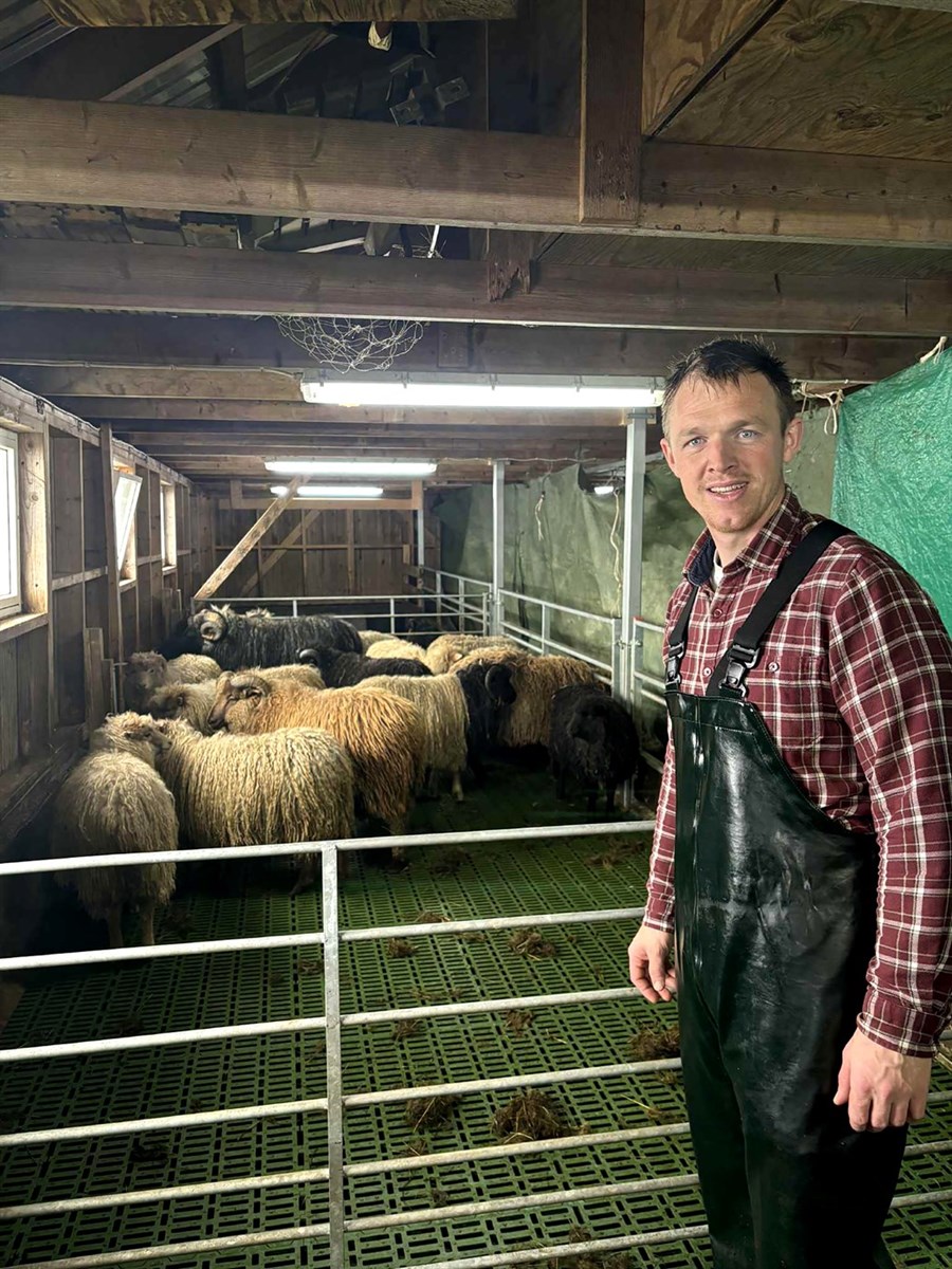 ,,Hér er afar gott að búa, einstaklega fallegt og ég hef unun af búskapnum. Minn draumur var alltaf að gerast bóndi hér á Velbastað,” segir Dánjal.