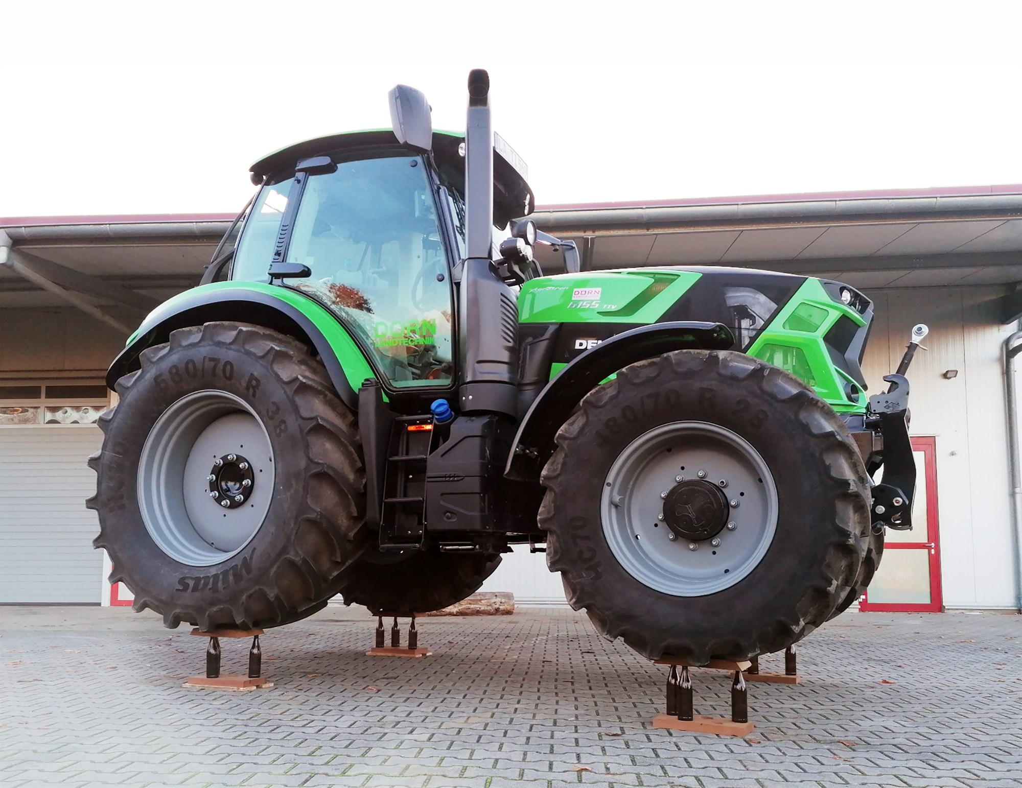 DEUTZE-FAHR lagt á 12 glerflöskur