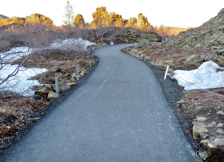 Malbikaðir stígar í Dimmuborgum eru þurrir og auðir, enda mokaðir með liðléttingi á dögunum.