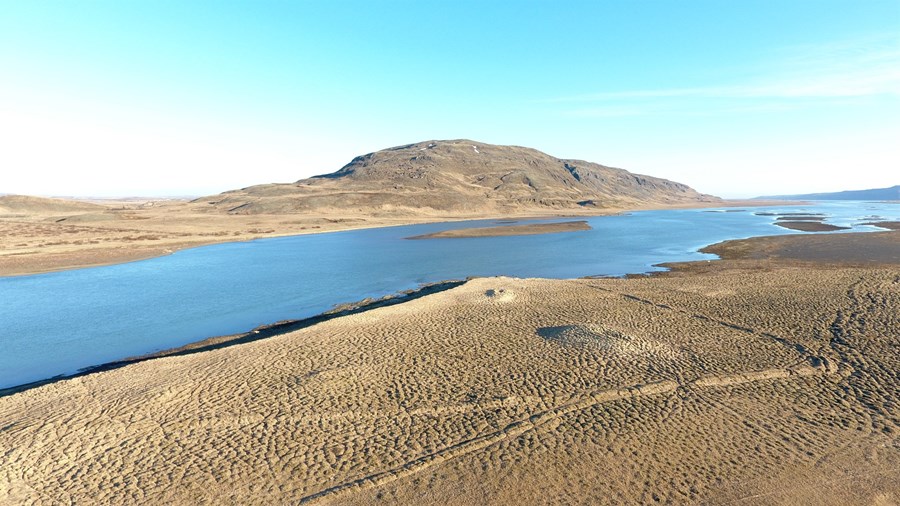 Rústir á Stekkatúni við Hvítá, Vörðufell í baksýn.