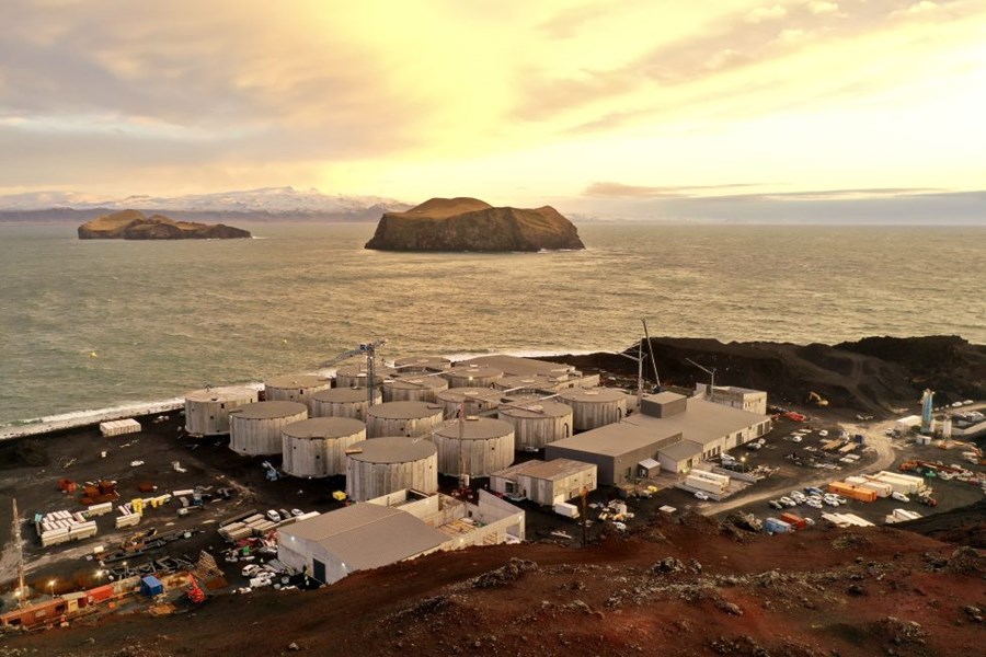 Frá athafnasvæði Laxeyjar í Viðlagafjöru í Vestmannaeyjum. Í ár er gert ráð fyrir að framleiðslan á slægðum laxi verði um 4.000 tonn, en þegar uppbyggingu verður lokið áætlar fyrirtækið að hægt verði að framleiða 35 þúsund tonn af laxi á ári. Fyrir þriðja áfanga af sex hefur fengist fjármagn upp á 38 milljarða króna.