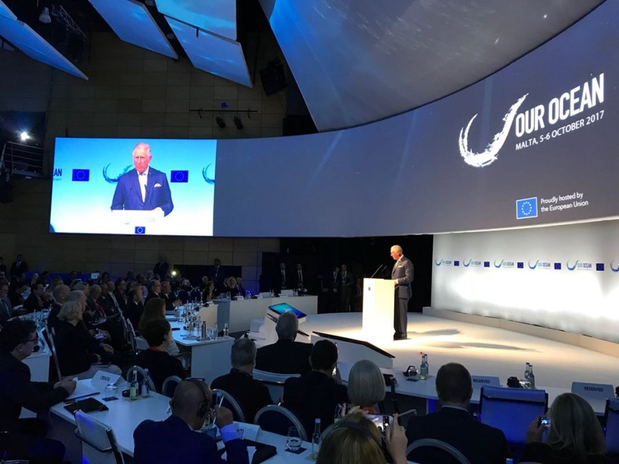 Karl í púltu. „Maðurinn stendur varnarlaus gagnvart náttúruöflunum hvað þá fjármála- og tryggingarfyrirtæki, auk þess sem ríkjandi og galin hugmyndafræði hvetur til að reyna á þolmörk heimsins hvað varðar eyðileggingu.“