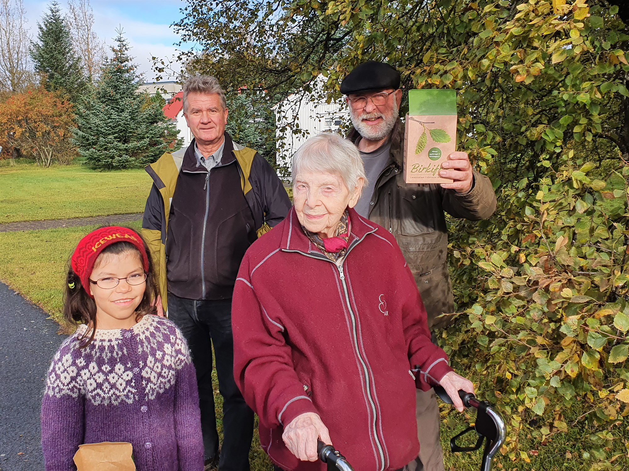 Elsti Íslendingurinn lagði birkifræsverkefninu lið með fræsöfnun