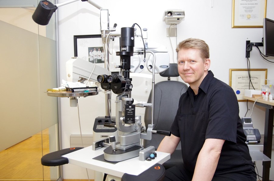 Dr. Med. Jóhannes Kári Kristinsson hefur framkvæmt þúsundir laser-aðgerða á Íslendingum frá árinu 2000. Hann varar fólk þó við að gera sér of miklar væntingar um að slíkar aðgerðir séu allsherjarlausn á öllum sjónvandamálum þess. Hann segir að það sé held