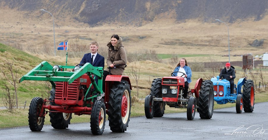 Fyrsta vélin er Farmall D320 árgerð 1959 en á henni eru þau Ketill Ingi Guðmundsson og Sunna Arnfinnsdóttir. Vél tvö er Massey Ferguson 130, árgerð 1965 en Ásta Sjöfn Kristjánsdóttir situr við stýrið og sá, sem rekur lestina er Guðmundur sjálfur á Ford Dexta árgerð 1963.  