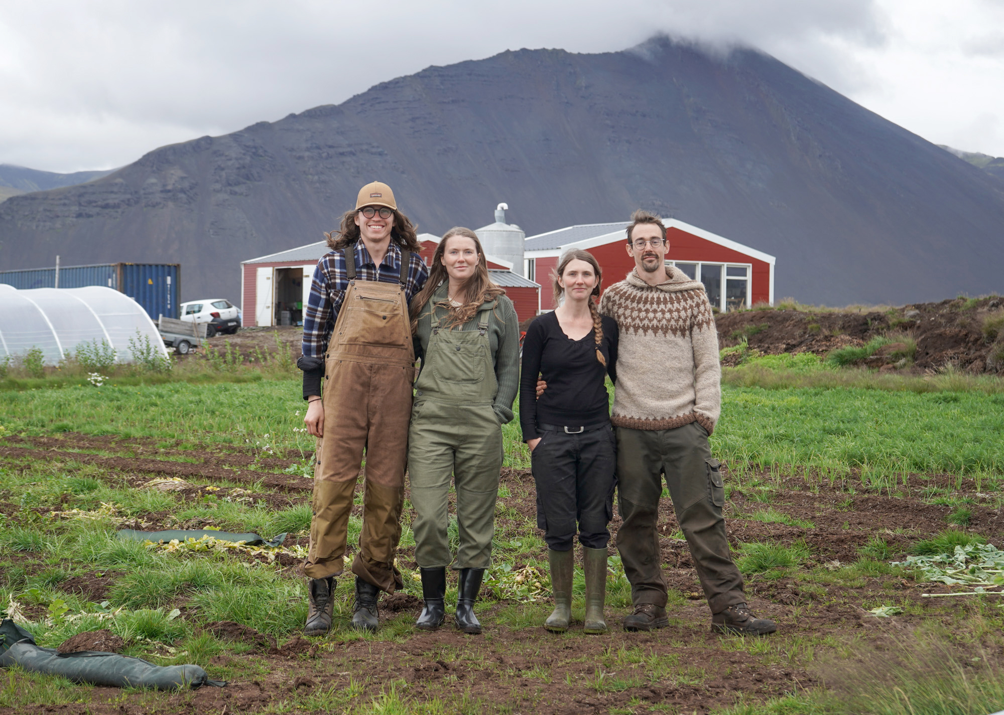 Ungt par kaupir landið og garðyrkjustöðina