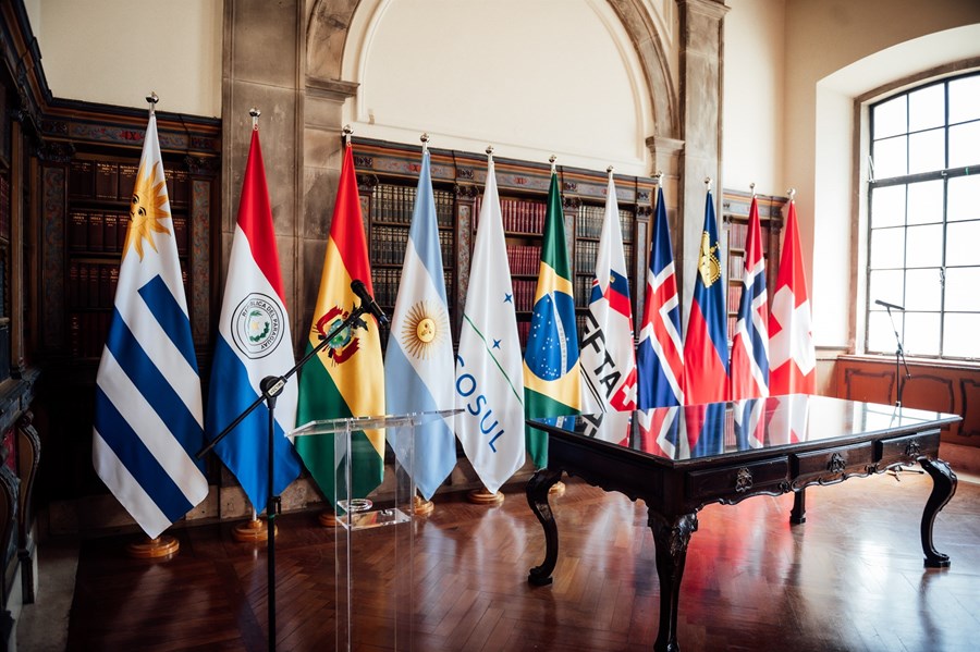 EFTA-ríkin og aðildarríki Mercosur-tollabandalagsins í Suður-Ameríku hafa gert með sér fríverslunarsamning. Skrifað var undir hann í september í fyrra  og má áætla að hann komi til framkvæmda á næstu misserum. Hann mun gefa íslenskum fyrirtækum tækifæri á að flytja sínar vörur tollfrjálst til Mercosur-ríkjanna á meðan ákvæði í samningnum verja íslenskan landbúnað.